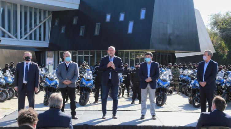 Perotti y Lagna entregaron 80 nuevas motos a la policía de la provincia