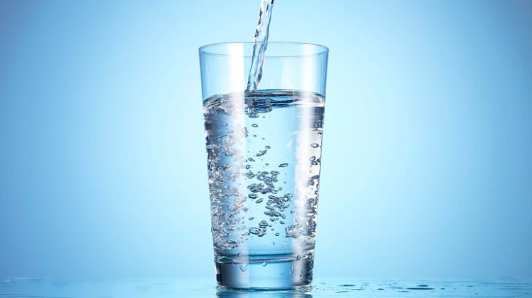 COVID-19: ¿el agua reduce los efectos adversos de la vacuna?