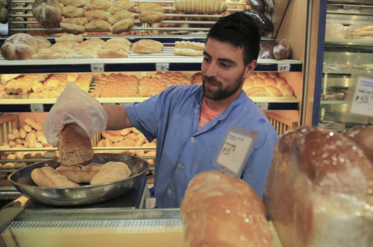 Por incrementos en la materia prima, aumenta el pan