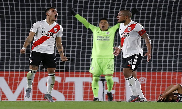 Historico River Plate: sin suplentes, derrotó 2-1 a Independiente Santa Fe por la Copa Libertadores