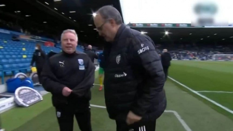 Marcelo Bielsa intercambió la campera del Leeds