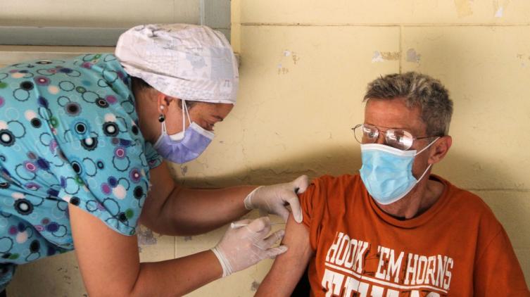Comienzan a aplicar segundas dosis en geriátricos santafesinos