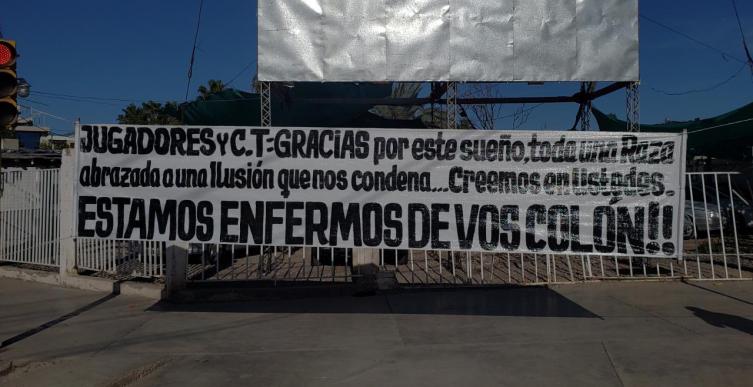 San Juan: el pasacalles de los hinchas de Colón para el plantel