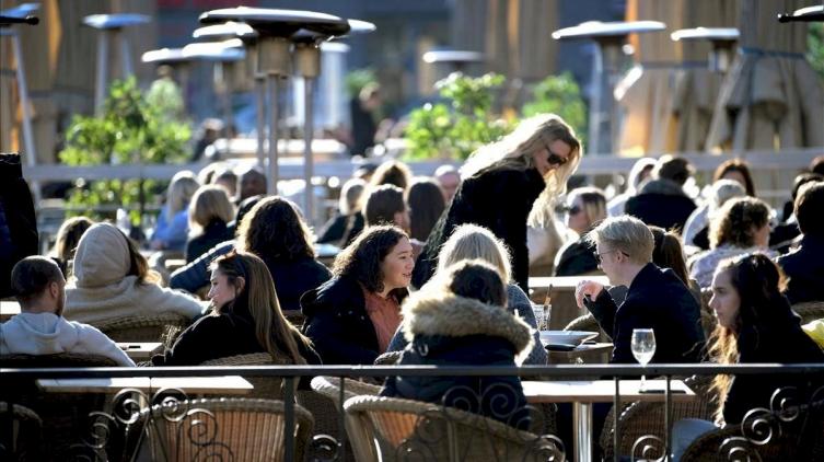 Ante el descenso de los casos levantan restricciones en Suecia y Países Bajos