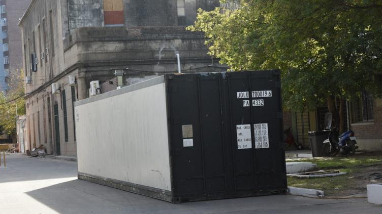 Instalaron un contenedor refrigerado por un posible colapso de la morgue
