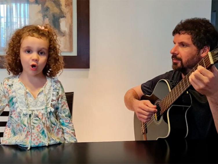 La pequeña santafesina que cantó con Gieco