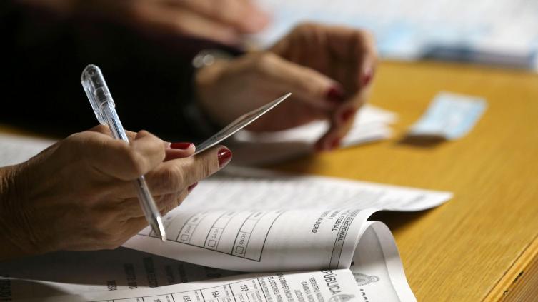 Perotti firmó el decreto que modifica el calendario electoral