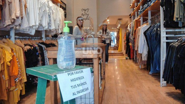 Comercios: autorizan extender una hora el horario permitido