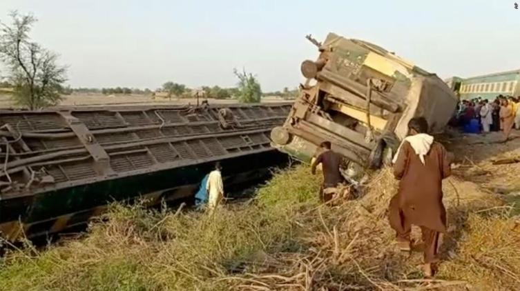 Al menos 40 muertos en un choque de dos trenes en Pakistán
