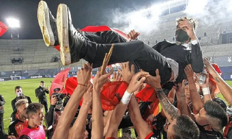 Domínguez es el Mejor DT del campeonato