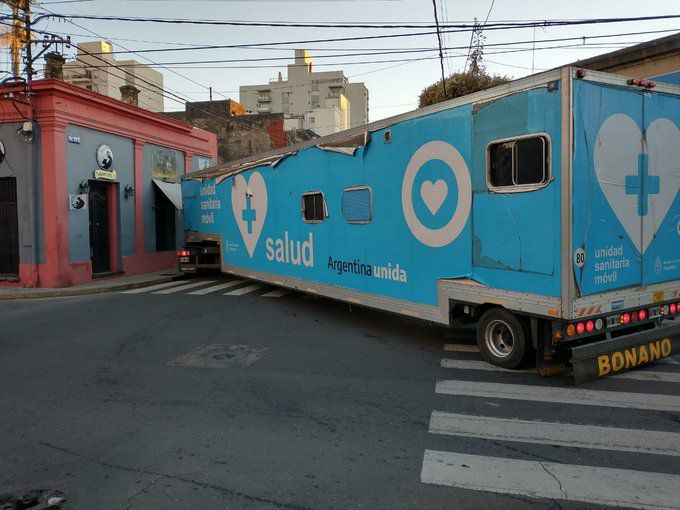 El camión del Plan Detectar le llevó puesto el toldo