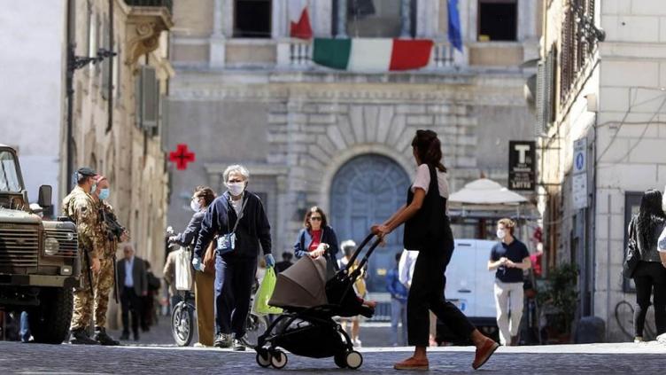 Italia analiza eliminar el uso obligatorio de barbijo al aire libre