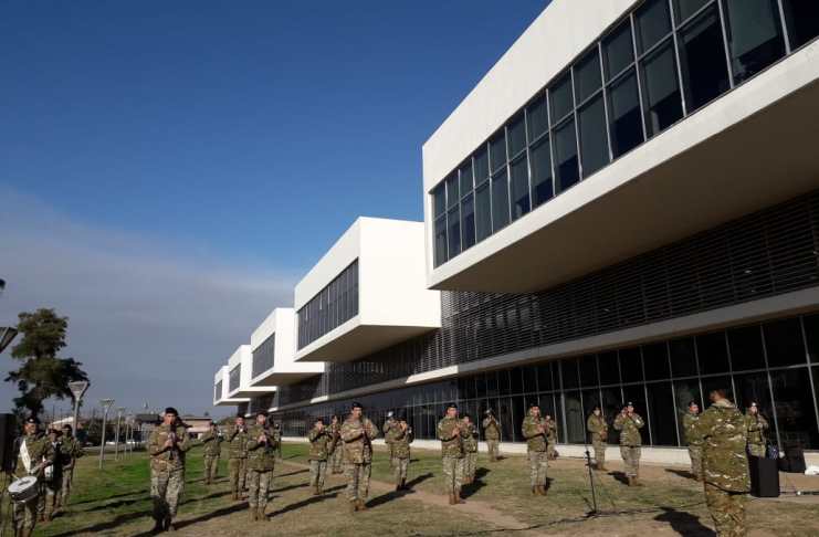 La banda del Liceo Militar llegó al nuevo Iturraspe para homenajear al personal