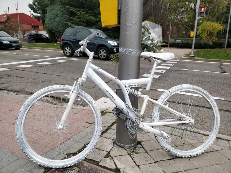 Instalarán una nueva bicicleta blanca en la ciudad