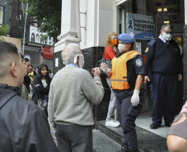 El Gobierno analiza otorgar un nuevo bono a jubilados