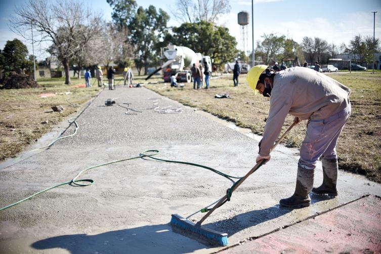 Avanzan las obras en la plaza de barrio Los Troncos