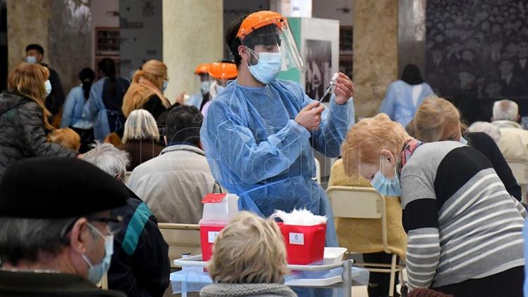 Los casos de coronavirus descendieron 40% en el último mes 