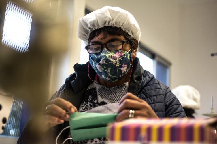 Oreja Negra, la primera cooperativa del interior que fabrica barbijos del Conicet