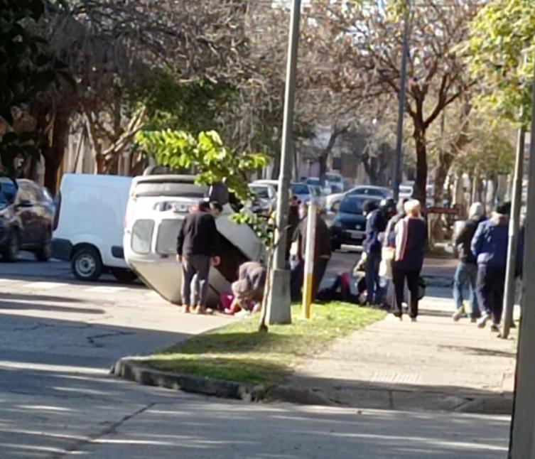 Accidente y vuelco en Mariano Comas y San Jerónimo