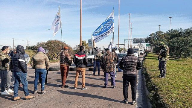 Sectores ligados a la pesca recreativa cortan la ruta 168
