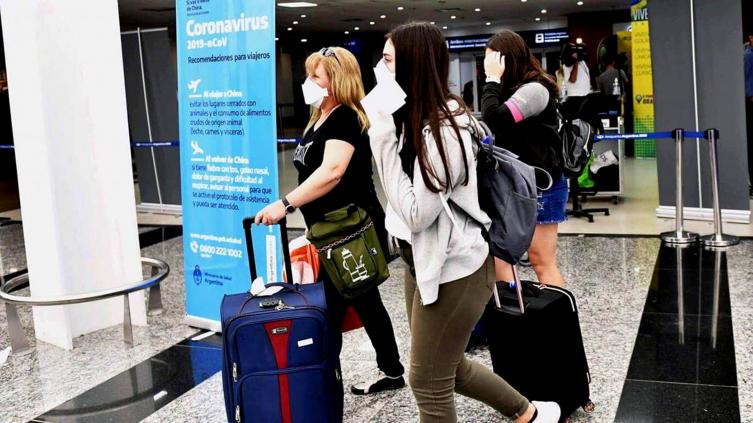 Más controles para que los viajeros que llegan del exterior cumplan el aislamiento