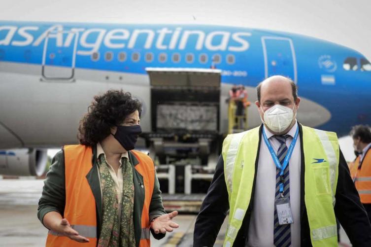 Preparan diez vuelos de Aerolíneas a China para traer 8 millones de vacunas