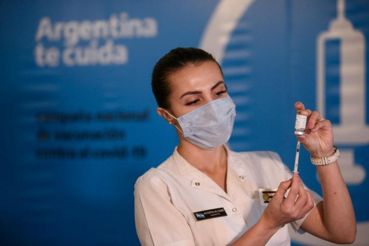 Acordaron acelerar las segundas dosis en mayores de 40 y personas con riesgos