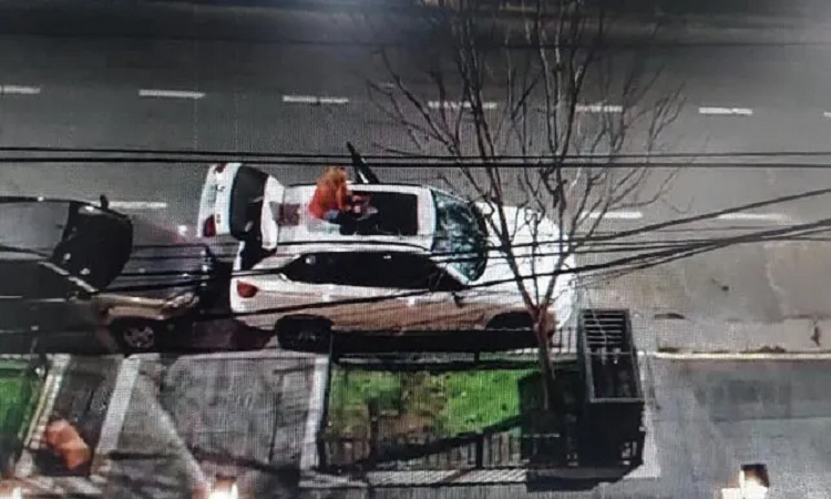 Mujer destrozó la camioneta de un conocido abogado 