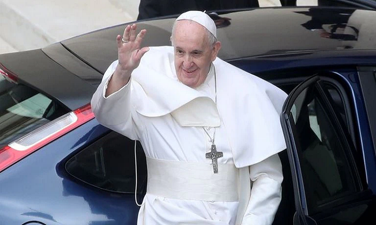 El papa Francisco “reaccionó bien” a la cirugía por divertículos en el colon