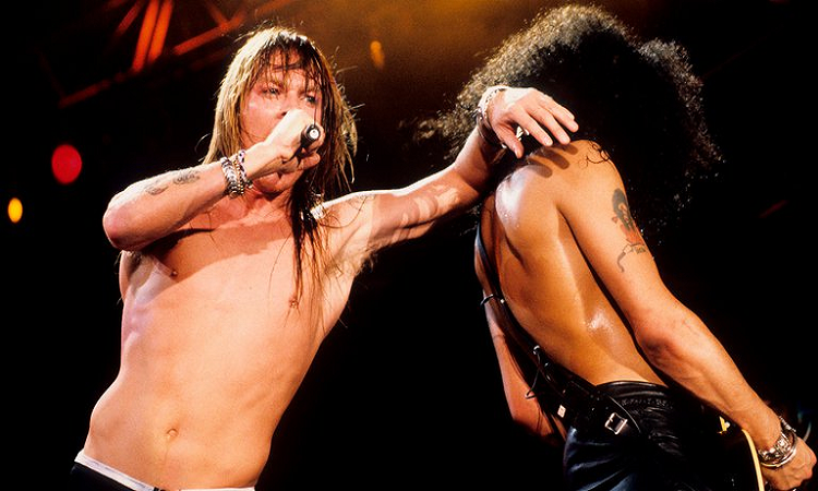 A 30 años: Axl Rose desató una batalla campal en un recital 
