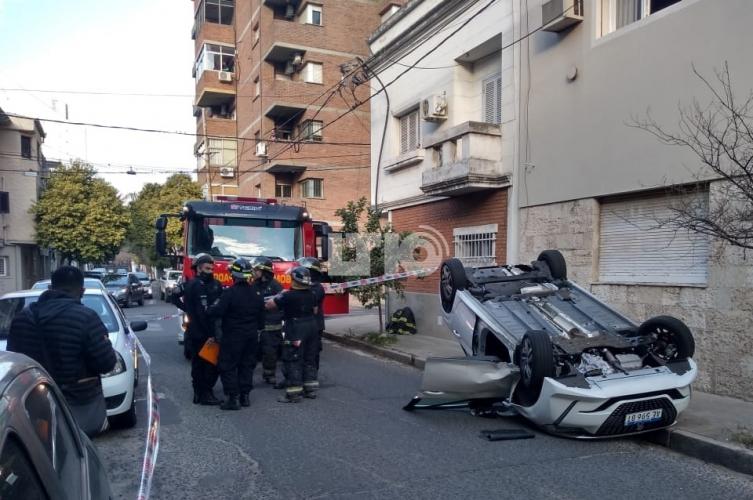 Chocó con vehículos estacionados y terminó volcando