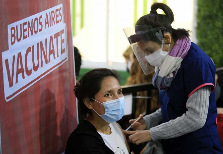 Más de la mitad de los mayores de 18 años ya recibieron la primera dosis
