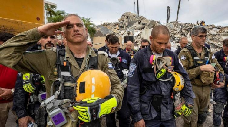 Miami: con un minuto de silencio, se abandonó el rescate de sobrevivientes 