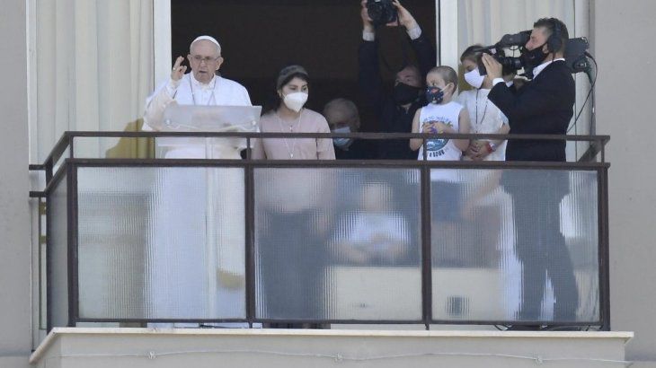 El Papa reapareció en público tras la operación de colon