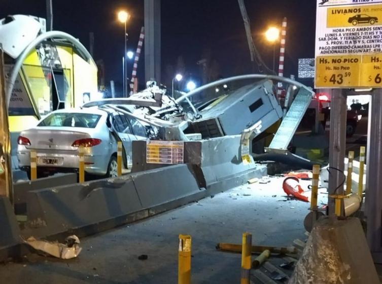 Impresionante choque en el peaje de la Autopista Illia con un muerto