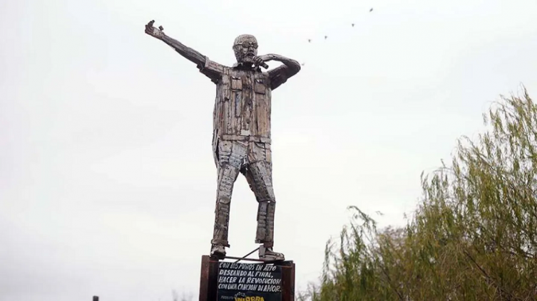 El Indio Solari tiene su escultura
