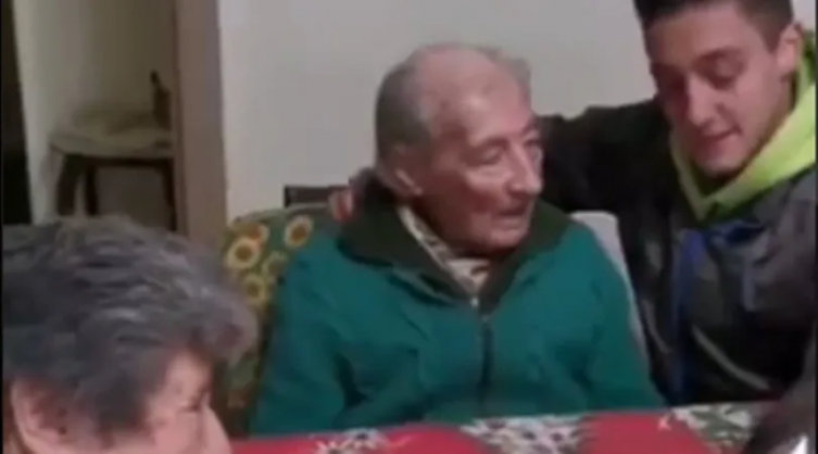 Messi saludó al abuelo que anota sus goles en un cuaderno