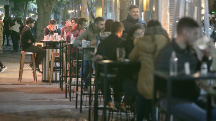 Extendieron el horario de cierre de bares y restaurantes 