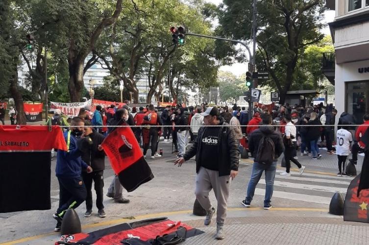 Los hinchas de Colón hicieron un banderazo para Domínguez y el plantel