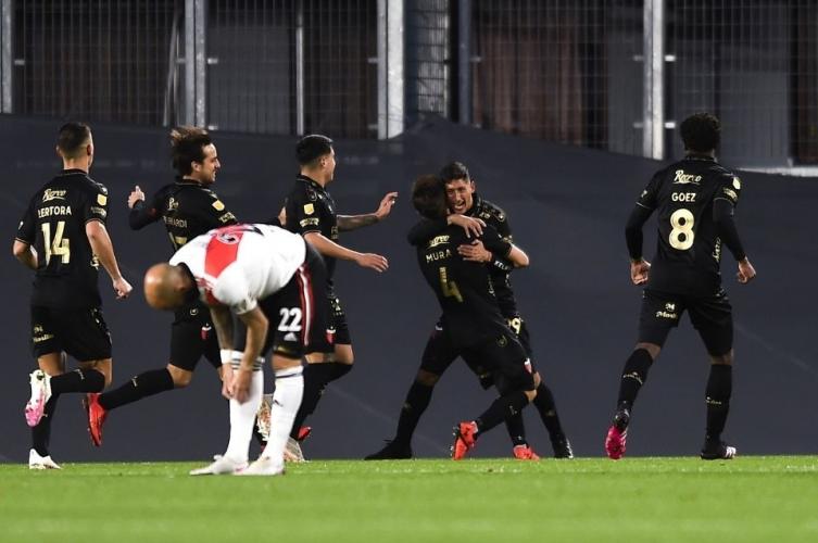 Colón se plantó y le ganó a River