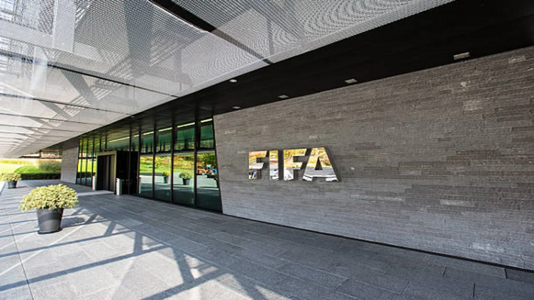 FIFA desmiente los ensayos para modificar reglas en el fútbol
