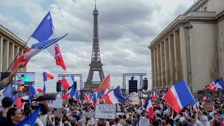 Francia: más de 70 personas detenidas en las marchas contra el pase sanitario