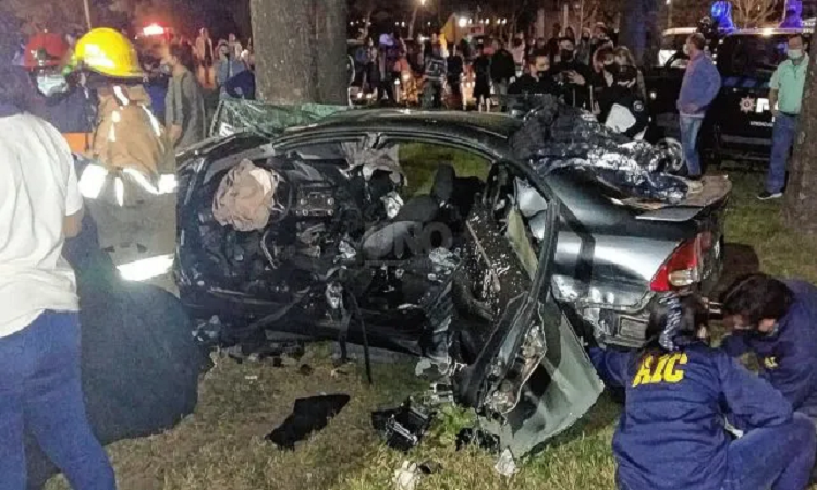 Tres fallecidos: un auto se estrelló contra un pino 