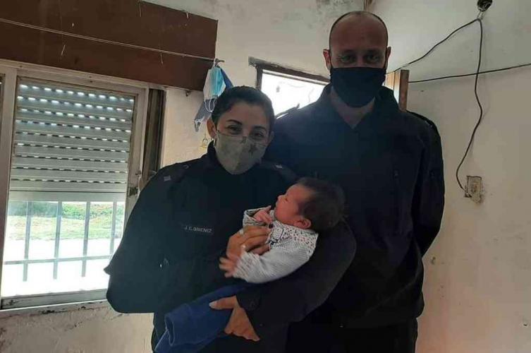 Chabás: Policías salvaron a un bebé con maniobras de RCP