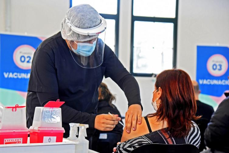 Santa Fe ya vacunó dos millones de santafesinos con primeras dosis