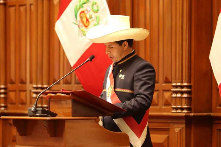 Pedro Castillo asumió como presidente de Perú