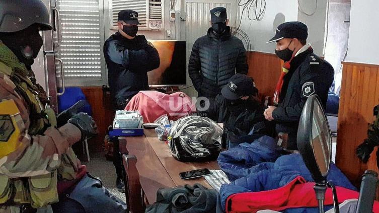 A punta de pistola robaron un negocio de ropa deportiva en Barrio Roma