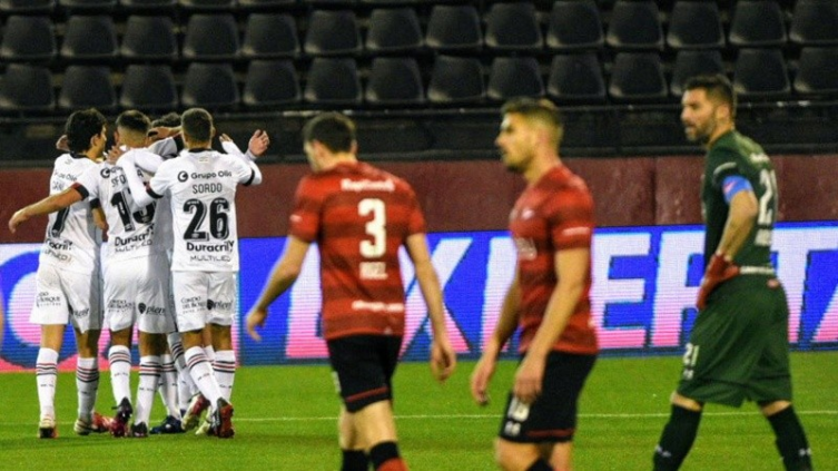 Newell’s goleó a Estudiantes por 4 a 2 