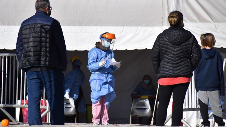 Diecisiete casos, 250 aislados y cinco detenidos por la variante Delta