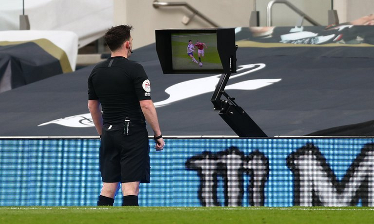 VAR: La Premier League anunció dos cambios en su uso 